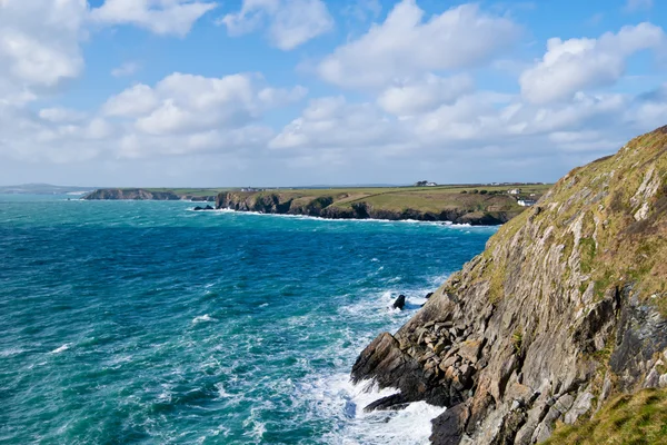 A gyík tengerpart, a sziklák felett Mullion Cove Cornwall — Stock Fotó