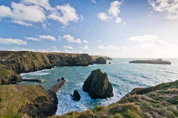 O litoral do Lagarto a partir de falésias acima de Mullion Cove na Cornualha — Fotografia de Stock