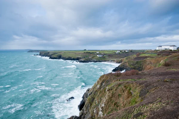 Ödla kusten från klipporna ovanför Mullion Cove i Cornwall — Stockfoto