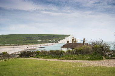 South Downs East Sussex'deki / daki yedi kız kardeş kayalıklarla