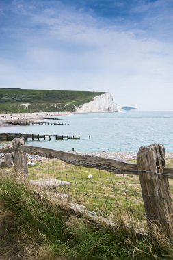 South Downs East Sussex'deki / daki yedi kız kardeş kayalıklarla