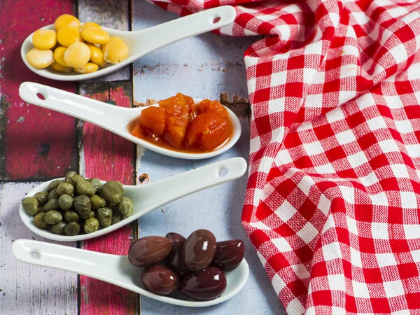オリーブ、ケッパー、ルパン三世の豆とトマトのみじん切り — ストック写真