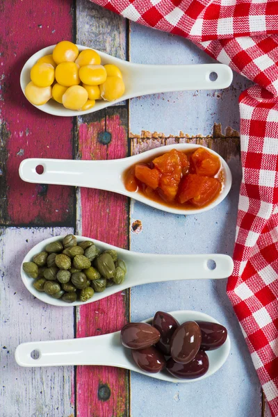 Azeitonas, Alcaparras, Lupin Beans e tomate picado — Fotografia de Stock