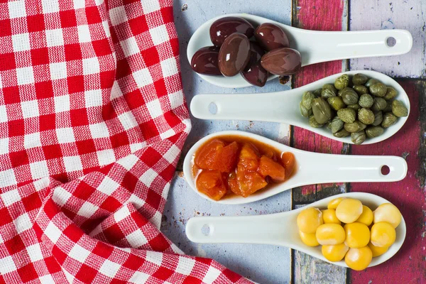 Azeitonas, Alcaparras, Lupin Beans e tomate picado — Fotografia de Stock