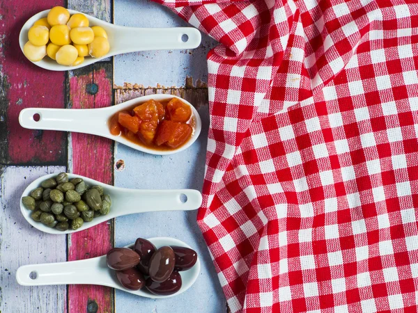 올리브, 케이 퍼, 루 팡 콩, 다진된 토마토 — 스톡 사진