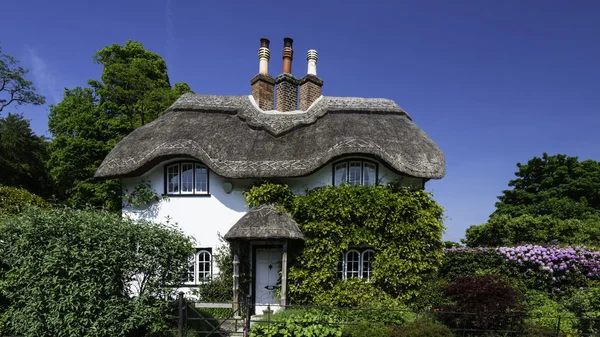 Engelsk Cottage hus — Stockfoto