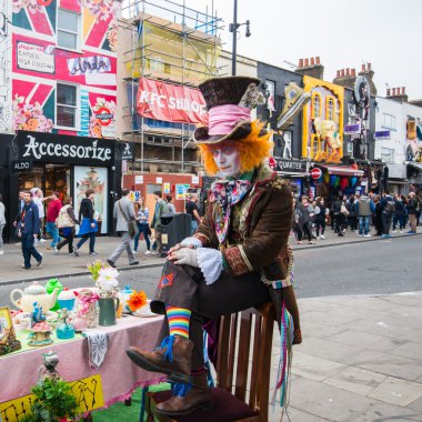 Mad Hatter's çay partisinde Londra'da Camden Lock.