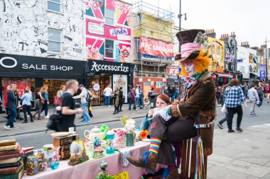 Mad Hatter's çay partisinde Londra'da Camden Lock.