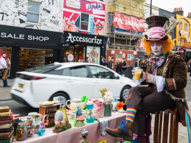 Mad Hatter's çay partisinde Londra'da Camden Lock.