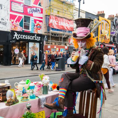 Mad Hatter's çay partisinde Londra'da Camden Lock.