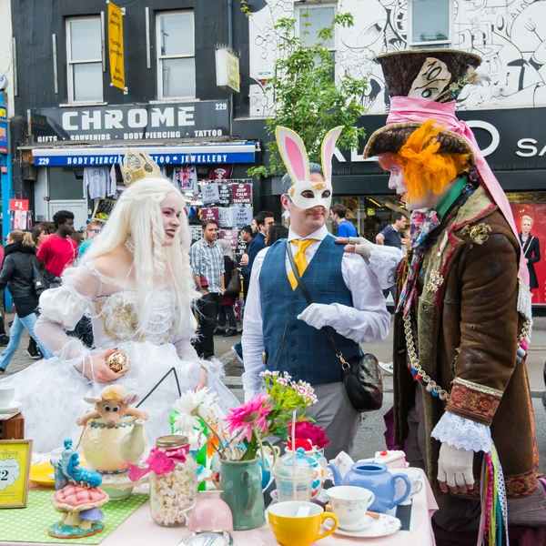 Mad Hatter's çay partisinde Londra'da Camden Lock.
