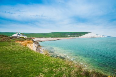South Downs arasında Seaford şehirleri ve Eastbourne Güney İngiltere'de East Sussex'deki / daki yedi kız kardeş kayalıklarla.
