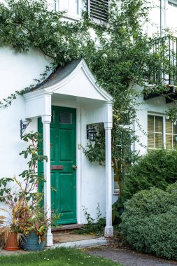 İngiliz evinin güzel yeşil bahçesi.