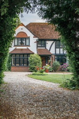 Ön girişi bahçeli güzel bir İngiliz geleneksel evi. 