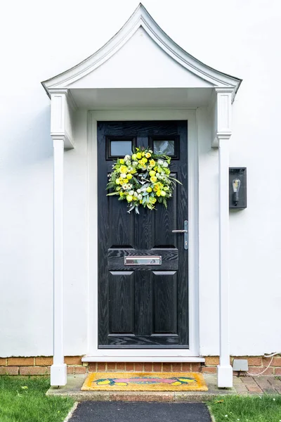 Porta Frente Bonita Casa Plana Inglês — Fotografia de Stock