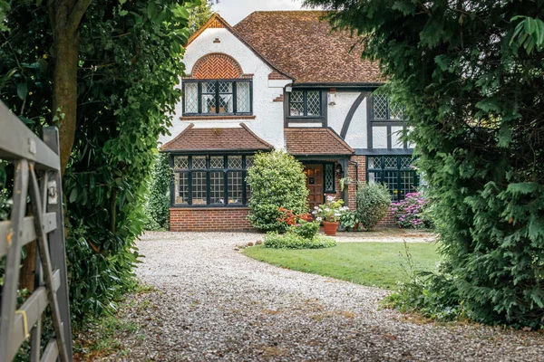 Hermosa Casa Tradicional Inglesa Con Jardín Entrada Principal — Foto de Stock