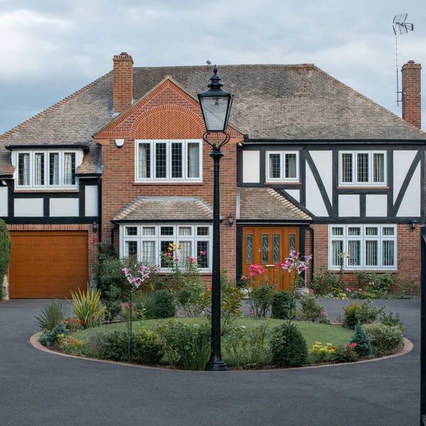 Casa Tradicional Inglesa Bonita Com Jardim Entrada Dianteira — Fotografia de Stock