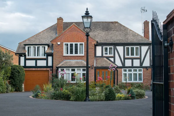 Vackert Engelskt Traditionellt Hus Med Trädgård Framsidan — Stockfoto