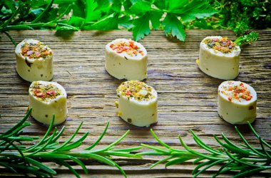 ahşap zemin üzerine peynir