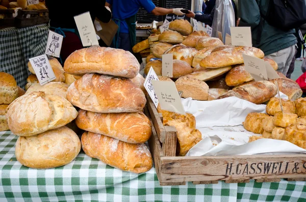 Pan en un puesto de mercado — Foto de Stock