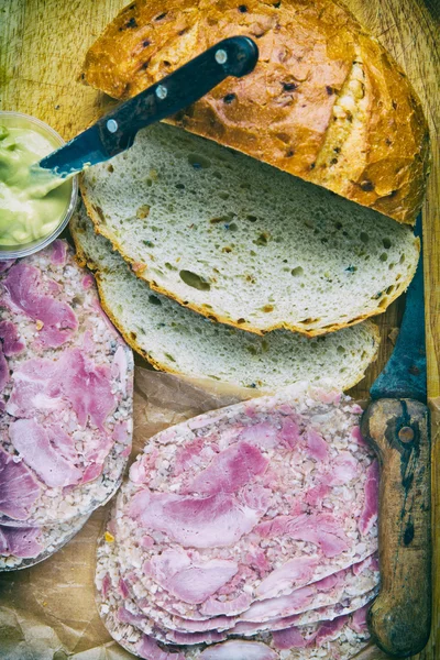 Pão com queijo de cabeça — Fotografia de Stock