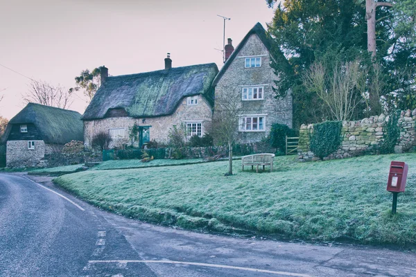 Engelska byn stuga thatched house — Stockfoto