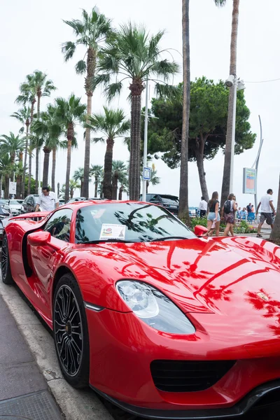 Carros de luxo na rua em Cannes, França — Fotografia de Stock