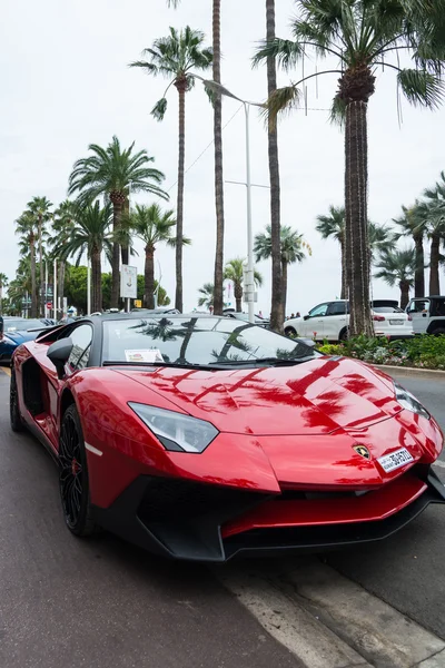 Lyxiga bilar på gatan i Cannes, Frankrike — Stockfoto