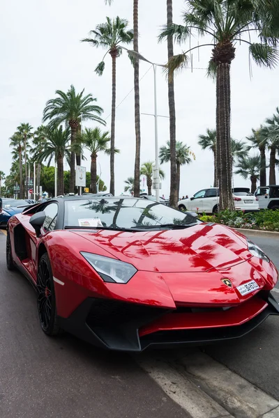 Coches de lujo en la calle en Cannes, Francia — Foto de Stock