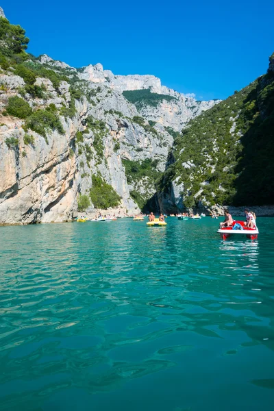 VERDON GRAND, FRANCIA-AGOSTO 02,2015: El sudeste de Francia (Alpes-de-Haute-Provence), es un cañón fluvial que a menudo se considera uno de los más bellos de Europa . — Foto de Stock