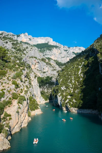 VERDON GRAND, FRANCIA-AGOSTO 02,2015: El sudeste de Francia (Alpes-de-Haute-Provence), es un cañón fluvial que a menudo se considera uno de los más bellos de Europa . — Foto de Stock