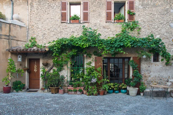 Framsidan av huset i södra Frankrike. — Stockfoto