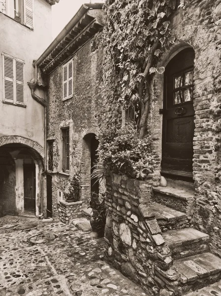 Estrecha calle adoquinada en el casco antiguo de Francia — Foto de Stock