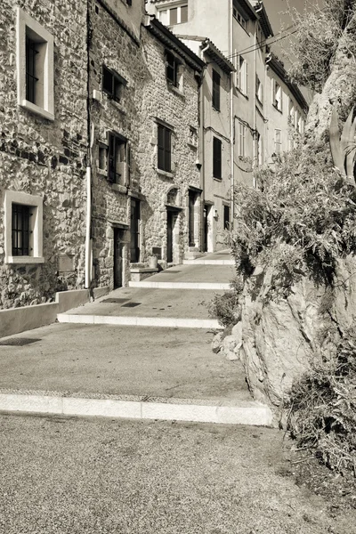 Smala kullerstensbelagda gatan i gamla stan Frankrike — Stockfoto