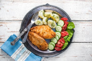 Kızarmış tavuk biftek.