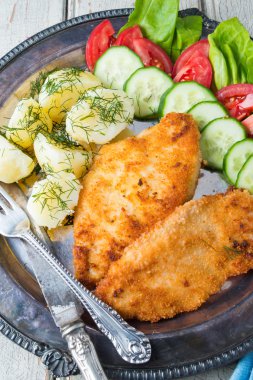 Kızarmış tavuk biftek.