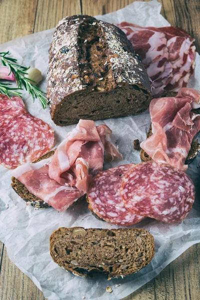 Pan muesli con jamón de pueblo — Foto de Stock