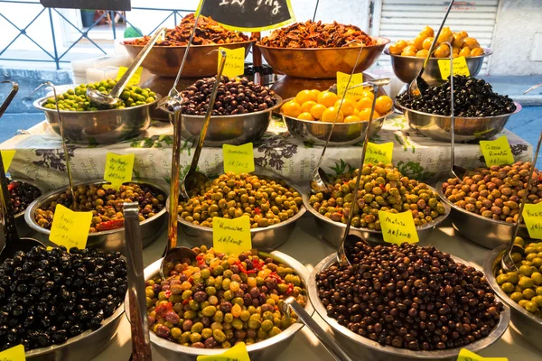 Aceitunas en el mercado — Foto de Stock