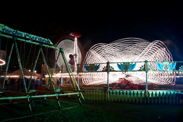 Feira de diversão à noite — Fotografia de Stock