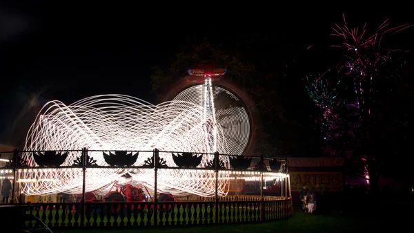 Foire amusante la nuit — Photo