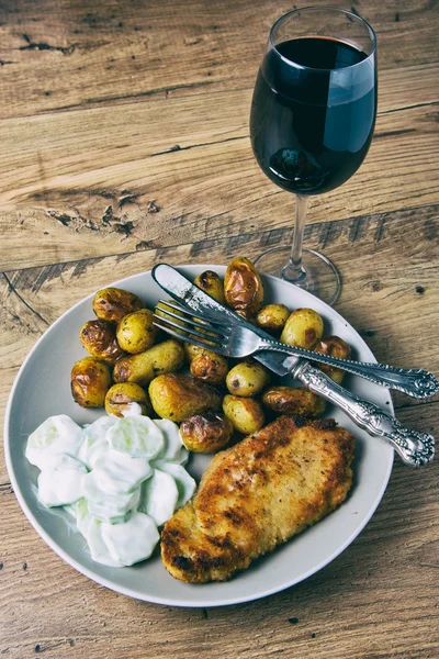 Schnitzel met aardappelen — Stockfoto