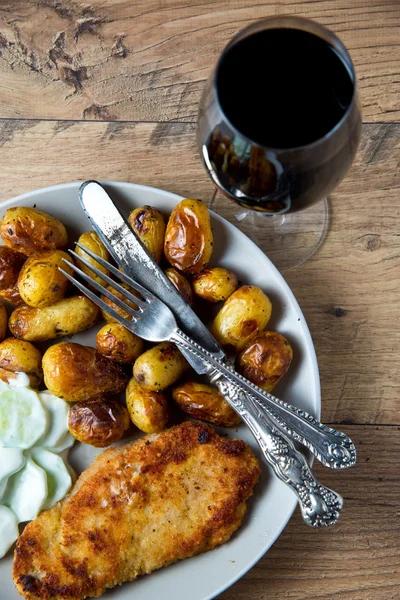 Schnitzel mit Kartoffeln — Stockfoto