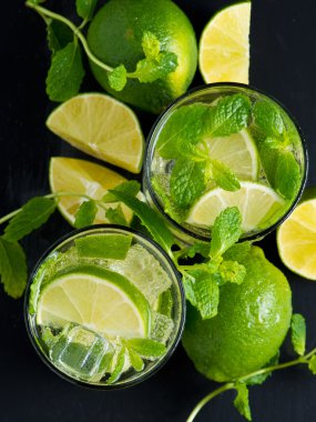 Mojito otlar ile kokteyl
