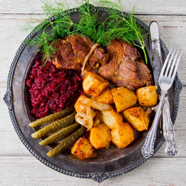 Gebraden varkensvlees schouder met aardappelen — Stockfoto