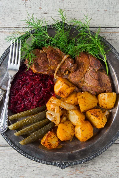 Gebraden varkensvlees schouder met aardappelen — Stockfoto