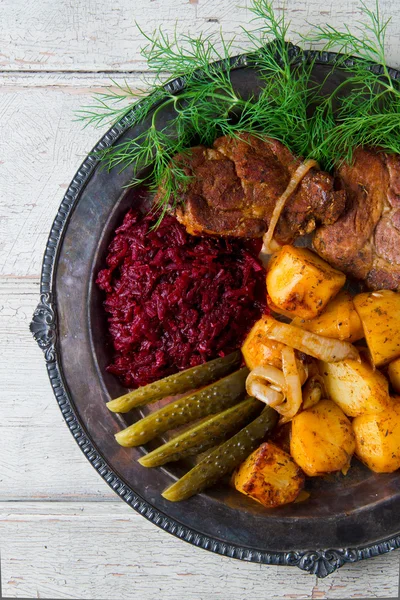 Gebraden varkensvlees schouder met aardappelen — Stockfoto