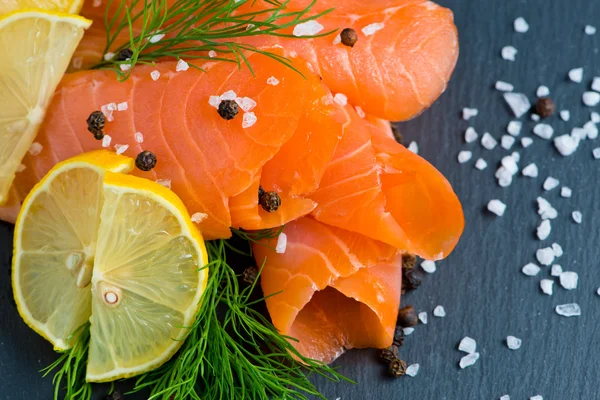 Lachs mit Zitrone und Dill — Stockfoto