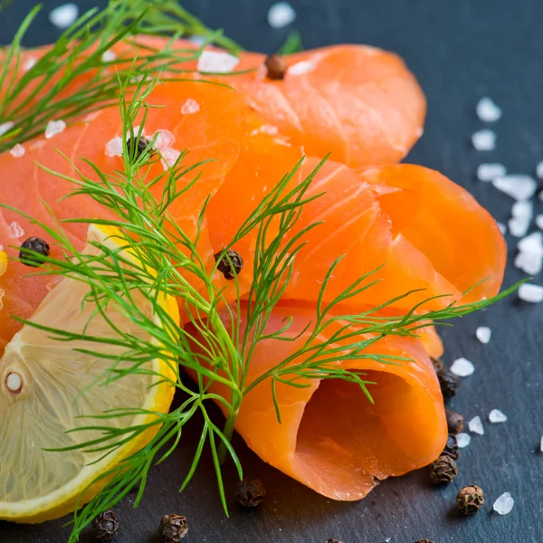 Salmón con limón y eneldo —  Fotos de Stock