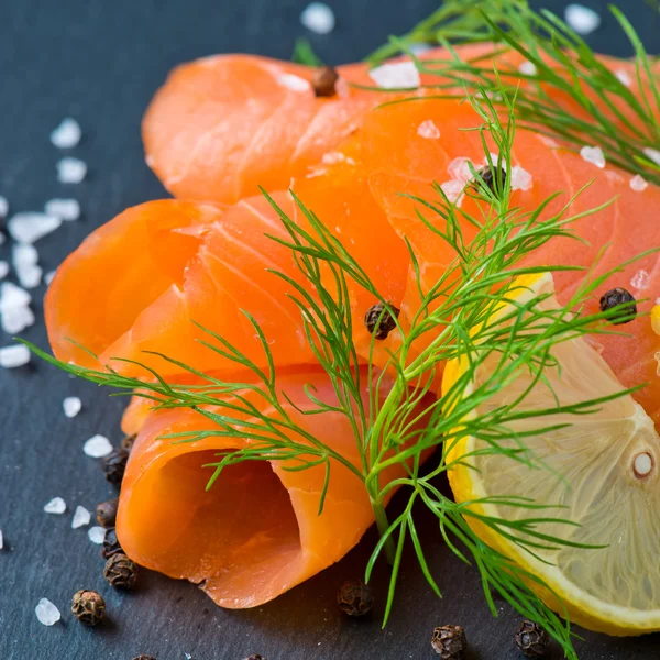 Lachs mit Zitrone und Dill — Stockfoto