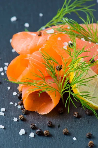 Lachs mit Zitrone und Dill — Stockfoto